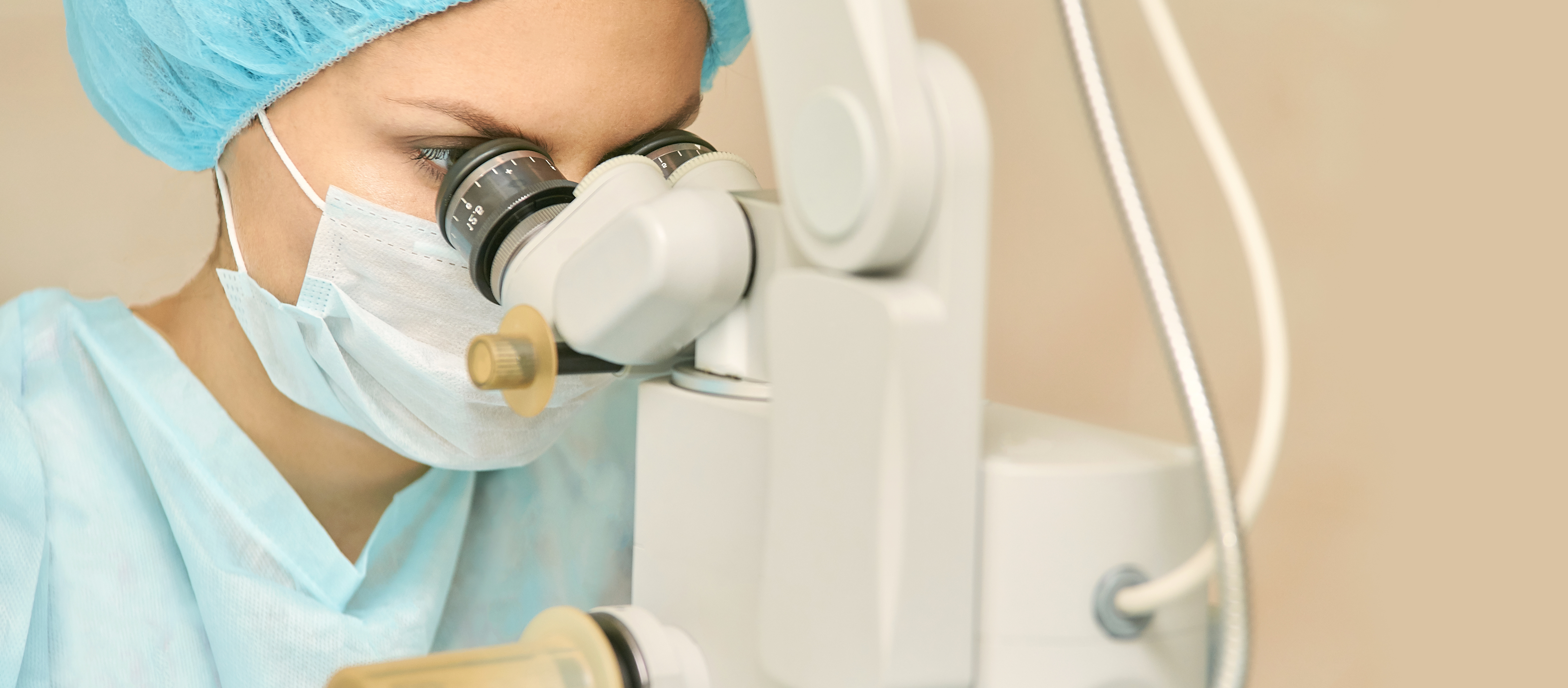 La microchirurgie est une technique complexe et exigeante, qui fait appel à des instruments miniatures, des fils de suture aussi fins qu'un cheveu et des microscopes perfectionnés. La microchirurgie est une technique complexe et exigeante, qui fait appel à des instruments miniatures, des fils de suture aussi fins qu'un cheveu et des microscopes perfectionnés.