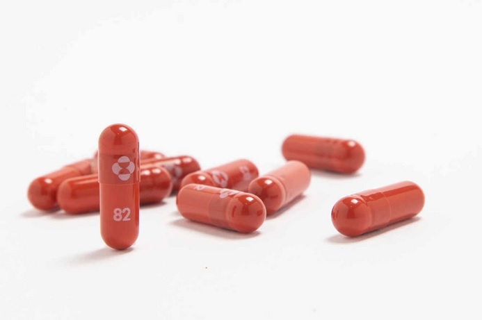 Plusieurs essais concernant l’efficacité de ce comprimé antiviral oral du laboratoire Merck, destiné à à éviter l’hospitalisation et les formes sévères chez les personnes infectées et à risque élevé confirment aujourd’hui son efficacité (Visuel Merck). Plusieurs essais concernant l’efficacité de ce comprimé antiviral oral du laboratoire Merck, destiné à à éviter l’hospitalisation et les formes sévères chez les personnes infectées et à risque élevé confirment aujourd’hui son efficacité (Visuel Merck).