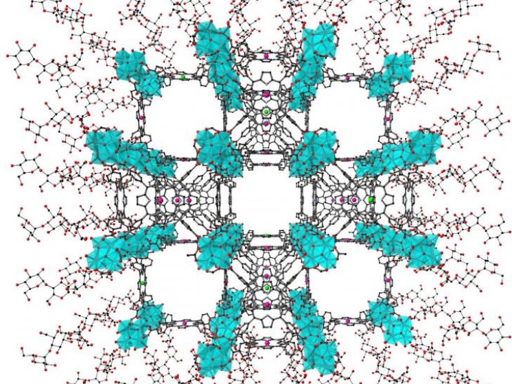 C'est un nouveau candidat-médicament nano capable de tuer les cellules cancéreuses du sein agressives, sans entraîner ces effets indésirables et toxiques de la chimiothérapie (Illustration Hassan Beyzavi, University of Arkansa)