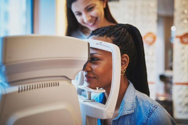 Avec les progrès de la science et de la technologie, les ophtalmologistes disposent désormais de moyens performants pour soigner leurs patients (Visuel Flamingo Adobe Stock @ Rocketlinks)