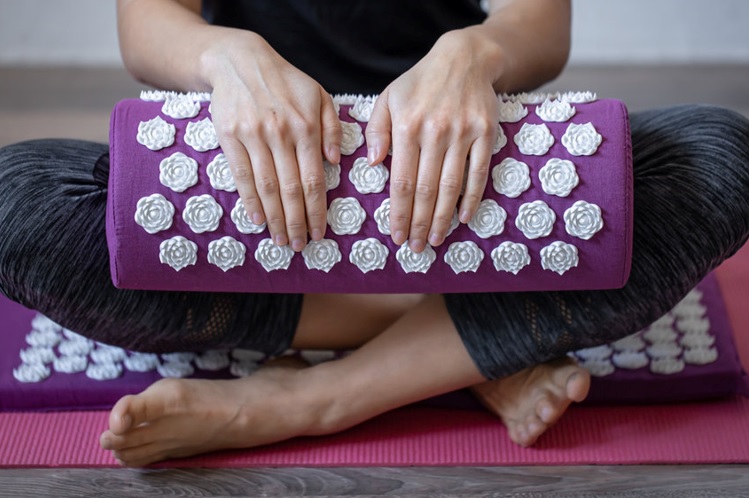 Encore appelé tapis d’acupression, le champ de fleurs facilite le soulagement du stress et des douleurs ressentis au niveau du corps. 