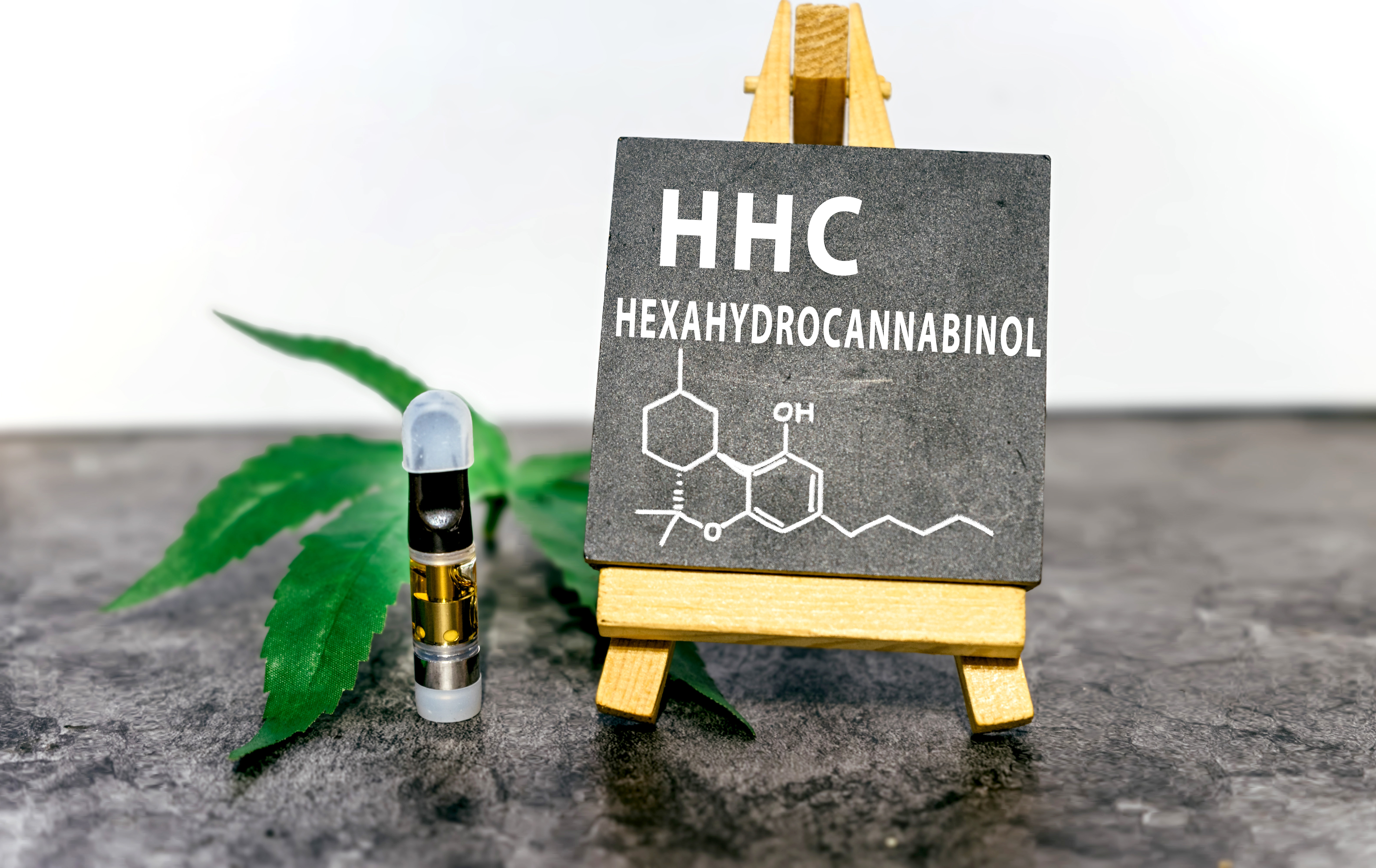 Le cannabidiol (CBD) est désormais officiellement légal en France depuis 2023, mais comment cela affecte-t-il la vente de produits contenant du tétrahydrocannabinol (THC) et de l'hexahydrocannabinol (HHC) ? (Visuel Rocketlinks)