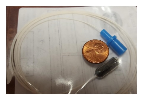 Il s’agit tout simplement d’une minuscule capsule de gélatine, d’une ficelle et d’une éponge de 2 centimètres 