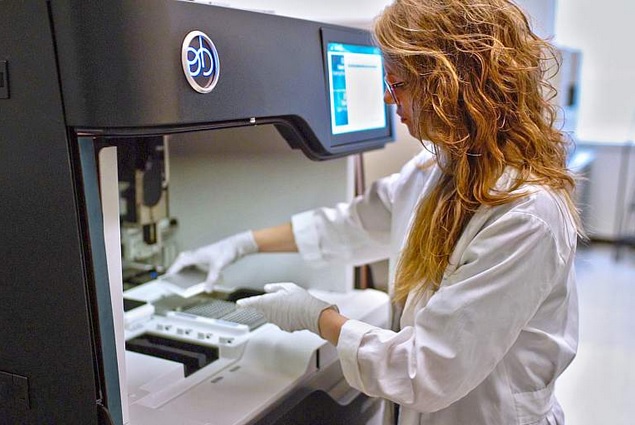 Le séquençage du génome entier, possible à partir d'un seul test sanguin détecte 31% de cas de troubles génétiques rares en plus que les tests standards (Visuel NIH -HudsonAlpha Institute for Biotechnology).