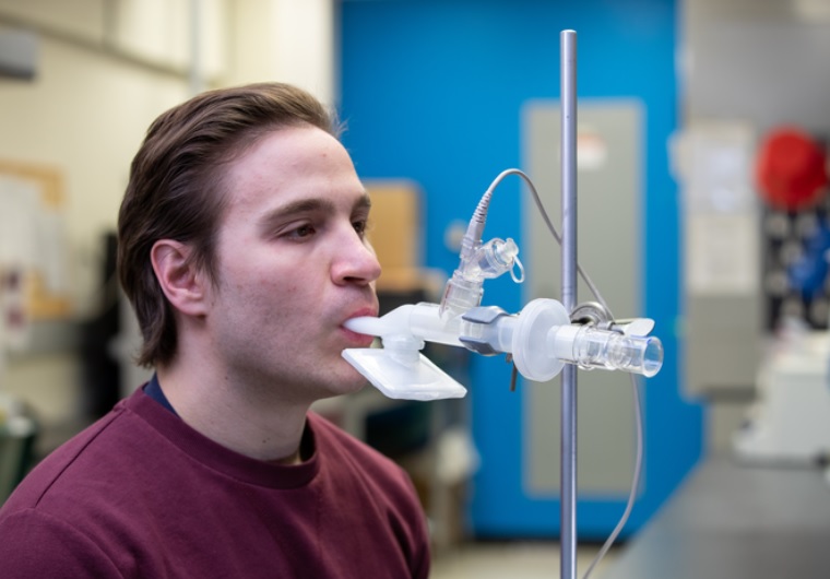 Si les sprays nasaux atteignent principalement le nez et la gorge, les aérosols inhalés contournent le passage nasal et libèrent des gouttelettes de vaccin profondément dans les voies respiratoires (Visuel McMaster University)