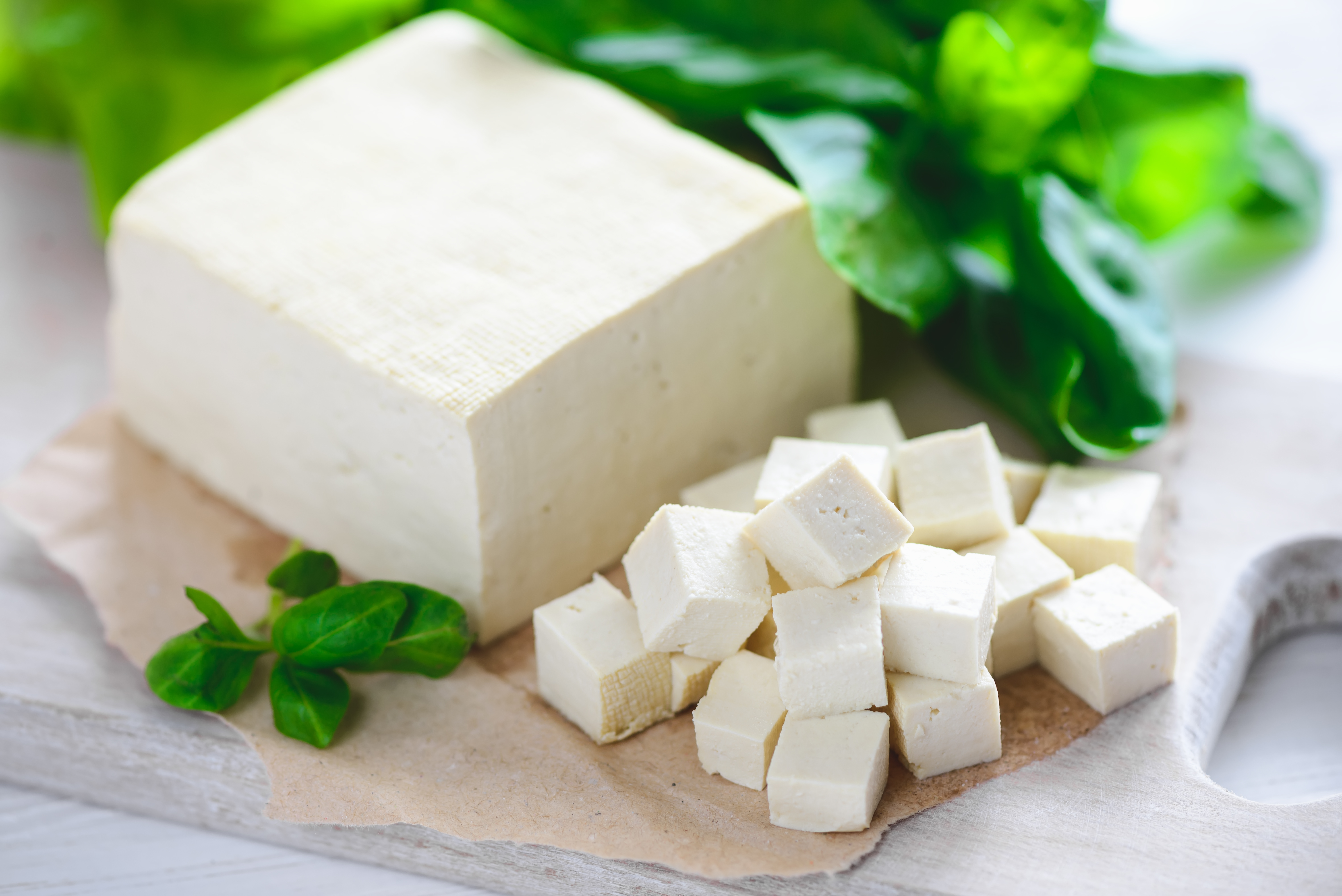 Chez les femmes dont les femmes ménopausées ne prenant pas d'hormones, les isoflavones du tofu et des protéines végétales sont associées à un risque réduit de maladie cardiaque