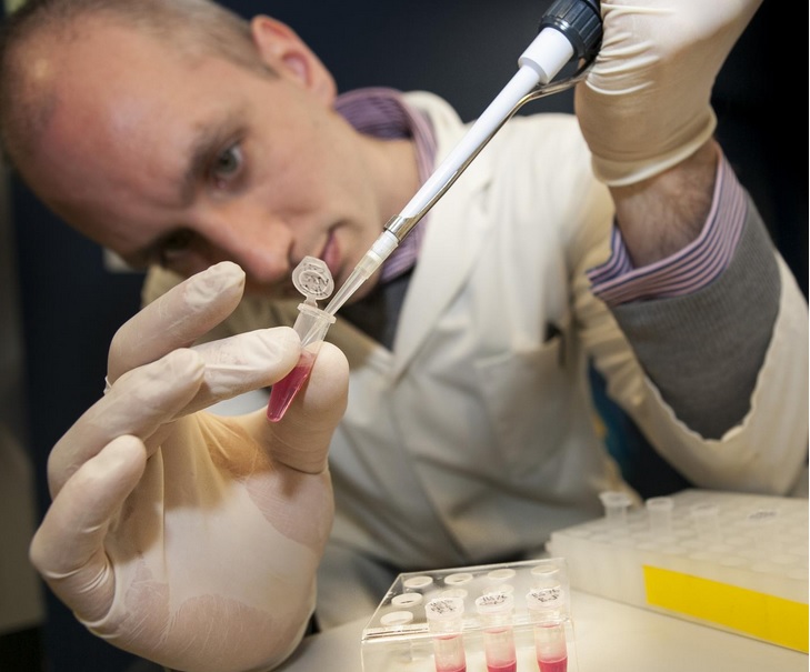 Si les causes du cancer de la vessie restent largement inconnues, le tabagisme est considéré comme le principal facteur de risque de la maladie. Si les causes du cancer de la vessie restent largement inconnues, le tabagisme est considéré comme le principal facteur de risque de la maladie.