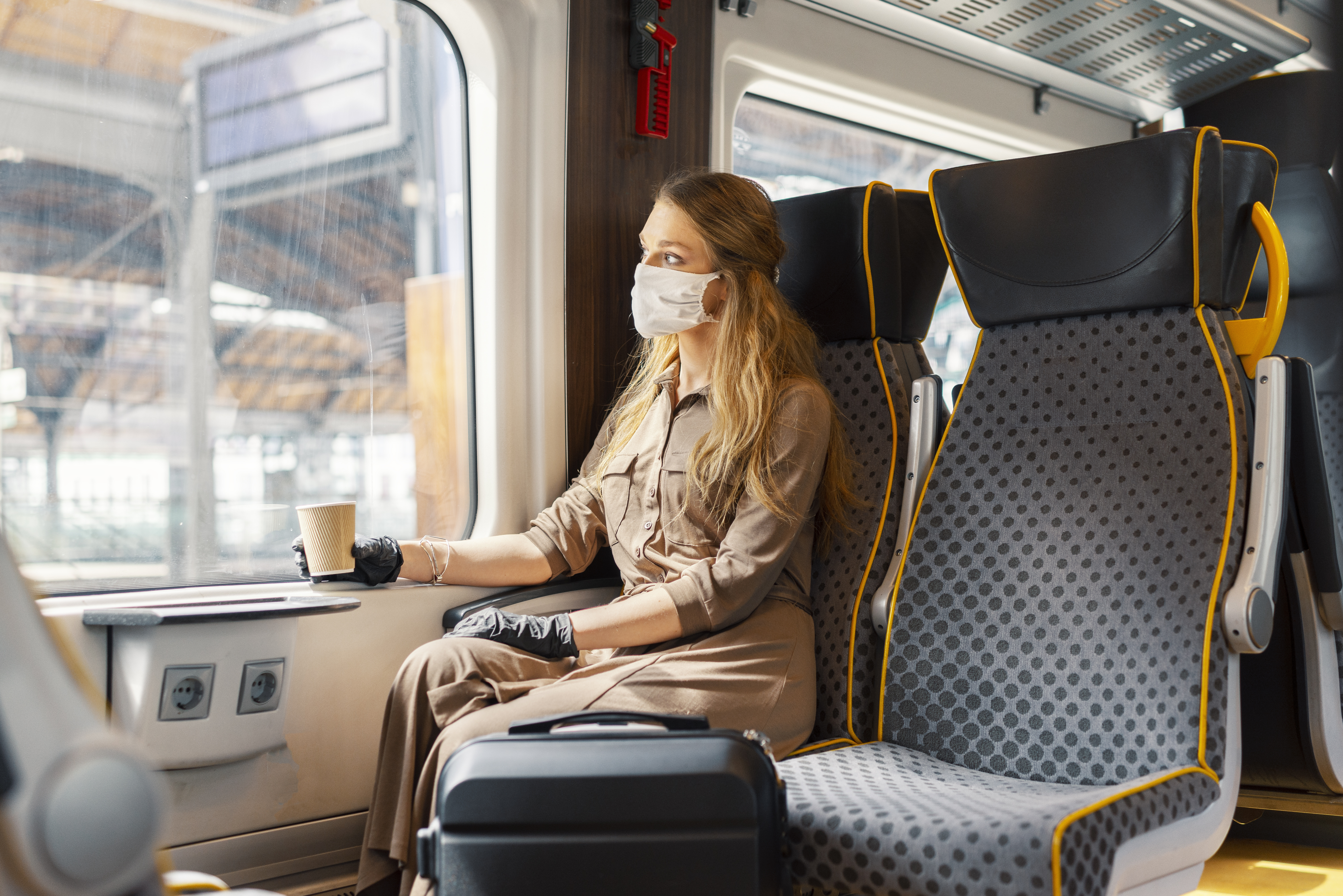 Mais quel est le risque de transmission et de contamination du COVID-19 lors de voyages en trains ? (Visuel AdobeStock_347441642)