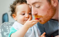 Cette étude révèle la dualité de réponse des parents, passive ou « trop » active, face aux difficultés d’alimentation de leur enfant. Cette étude révèle la dualité de réponse des parents, passive ou « trop » active, face aux difficultés d’alimentation de leur enfant.