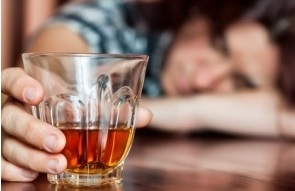La  prévalence de l'excès d'alcool atteint 25% au cours des 30 derniers jours chez les jeunes au cours des études secondaires 