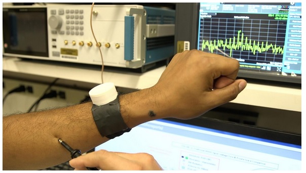 Un prototype de montre a déjà été développé sur ce principe (Visuel ci-dessus) : une personne peut recevoir un signal de n’importe où sur le corps, des oreilles jusqu'aux pieds. Et l’épaisseur de la peau ou des cheveux n'a pas d'incidence réelle sur la qualité du signal.