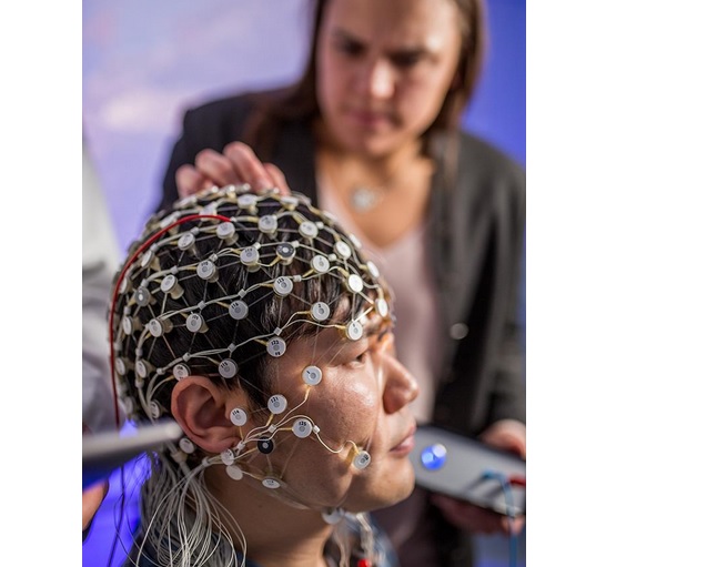 Ce type spécifique de stimulation cérébrale électrique est appelé stimulation transcrânienne par courant alternatif (TACS pour transcranial alternating current stimulation)