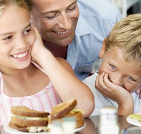 Le risque de transfert de gluten lors des activités de préparation alimentaire pourrait être moins élevé que prévu et finalement sans danger. Le risque de transfert de gluten lors des activités de préparation alimentaire pourrait être moins élevé que prévu et finalement sans danger.