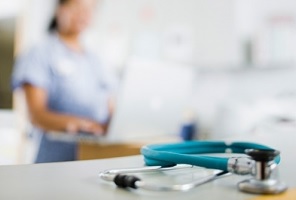 Du domicile à l’institution (EHPAD) ou à la maison de soins infirmiers, voire de l’institution à l’hôpital et parfois aux services des Urgences, ces transitions constituent des étapes critiques du parcours de soins du patient âgé Du domicile à l’institution (EHPAD) ou à la maison de soins infirmiers, voire de l’institution à l’hôpital et parfois aux services des Urgences, ces transitions constituent des étapes critiques du parcours de soins du patient âgé