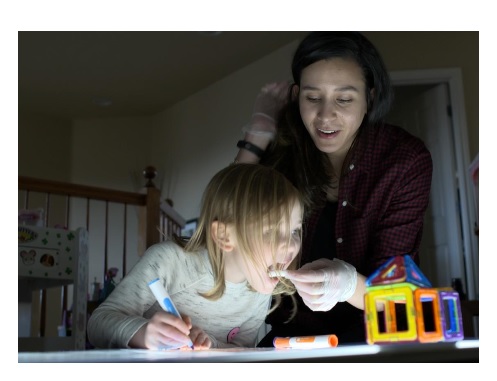 Le 6è jour, après avoir passé la journée dans un environnement de faible luminosité, les enfants ont invités à colorier ou jouer avec des carreaux magnétiques sur une table lumineuse durant une heure. 