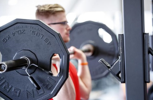 Les sportifs qui pratiquent avec des poids plus lourds gagnent plus en force musculaire