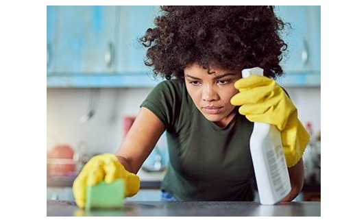 Les femmes qui font le ménage à la maison ou travaillent en contact avec des produits de nettoyage risquent une diminution de la fonction pulmonaire à long terme