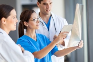 Trop de différenciation entraîne la perte de cellules souches et donc un vieillissement prématuré, trop de divisions cellulaires peuvent entraîner le développement d’un cancer de la peau. Trop de différenciation entraîne la perte de cellules souches et donc un vieillissement prématuré, trop de divisions cellulaires peuvent entraîner le développement d’un cancer de la peau.