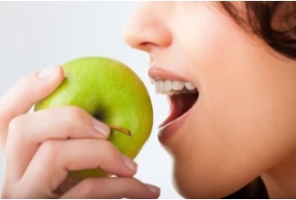 Une pomme comporte environ 100 millions de bactéries dont la plupart sont à l’intérieur du fruit. 