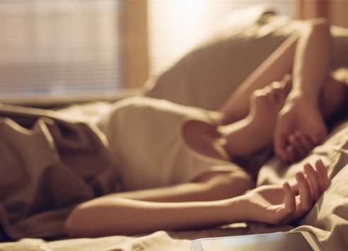 Une mauvaise qualité de sommeil entraîne un apport excessif de nourriture et de calories en stimulant les signaux de la faim ou en supprimant les signaux de satiété Une mauvaise qualité de sommeil entraîne un apport excessif de nourriture et de calories en stimulant les signaux de la faim ou en supprimant les signaux de satiété