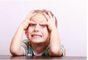 Les symptômes du TDAH peuvent devenir plus visibles à l’entrée à l'école. 
