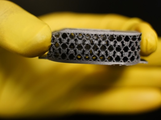 La nouvelle cage intelligente est imprimée en 3D en fonction de l'anatomie et du besoin spécifique du patient (Visuel iSMaRT Lab) La nouvelle cage intelligente est imprimée en 3D en fonction de l'anatomie et du besoin spécifique du patient (Visuel iSMaRT Lab)