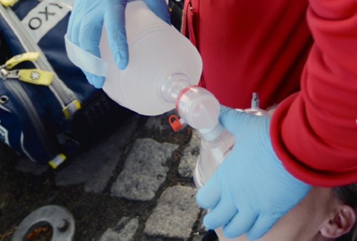 Après 10 années de recherche, l’équipe de la NTNU était parvenue à développer ce spray de naxolone, qui permet, comme par injection, d’inverser certains symptômes de l’overdose (Visuel Kai Eide / Oslo University Hospital) 