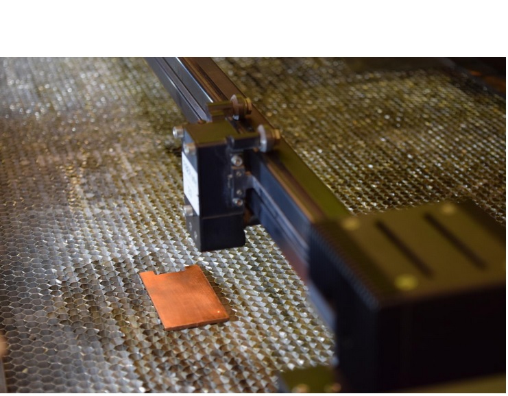 Nous avons créé un processus robuste qui génère des motifs micrométriques et nanométriques directement sur la surface ciblée