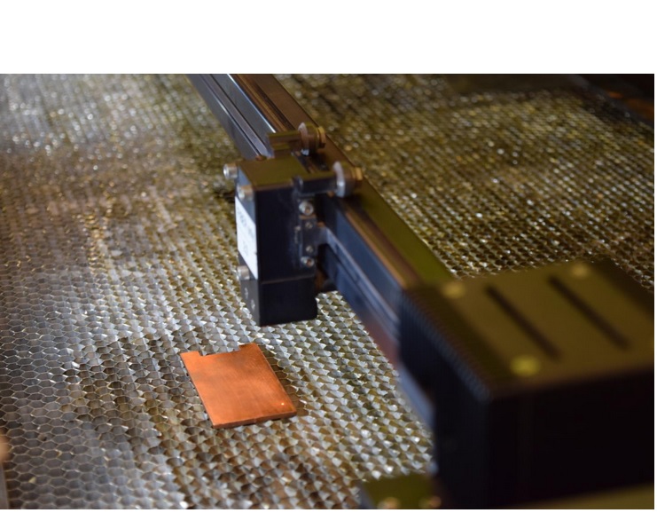 Nous avons créé un processus robuste qui génère des motifs micrométriques et nanométriques directement sur la surface ciblée Nous avons créé un processus robuste qui génère des motifs micrométriques et nanométriques directement sur la surface ciblée