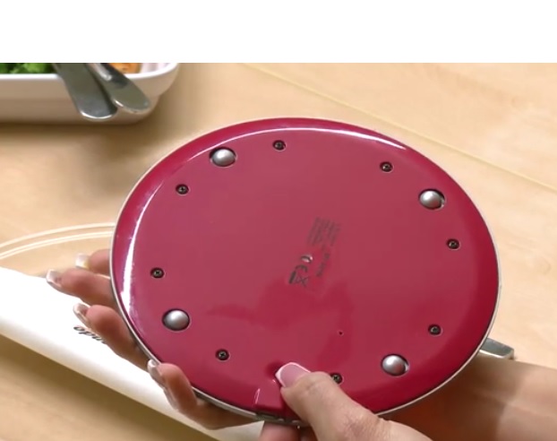 Cette balance enregistre la perte de poids de l'assiette pendant le repas et crée, via une application, une courbe de consommation de nourriture, de la durée du repas et du taux de consommation Cette balance enregistre la perte de poids de l'assiette pendant le repas et crée, via une application, une courbe de consommation de nourriture, de la durée du repas et du taux de consommation