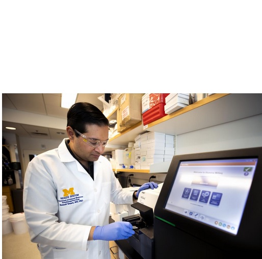 L’équipe de l’Université du Michigan, menée par le Dr Muneesh Tewari (visuels) a mis au point cette nouvelle méthode permettant de lever les empreintes génétiques de minuscules fragments d’ARN trouvés dans le plasma sanguin L’équipe de l’Université du Michigan, menée par le Dr Muneesh Tewari (visuels) a mis au point cette nouvelle méthode permettant de lever les empreintes génétiques de minuscules fragments d’ARN trouvés dans le plasma sanguin