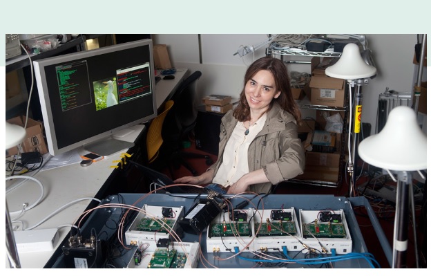 Le professeur Dina Katabi du Laboratoire d'Informatique et d'Intelligence Artificielle (CSAIL) du MIT Le professeur Dina Katabi du Laboratoire d'Informatique et d'Intelligence Artificielle (CSAIL) du MIT