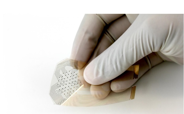 « Avec l’électronique flexible et la miniaturisation, on peut dorénavant imaginer un avenir où le pansement apportera les données de suivi nécessaires au médecin et aux soignants, pour améliorer le traitement, le suivi et les soins de plaies". « Avec l’électronique flexible et la miniaturisation, on peut dorénavant imaginer un avenir où le pansement apportera les données de suivi nécessaires au médecin et aux soignants, pour améliorer le traitement, le suivi et les soins de plaies".
