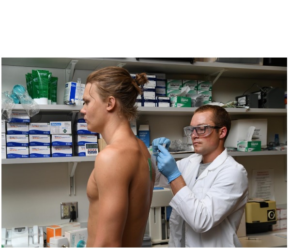 Les chercheurs montrent, chez des bénévoles ayant accepté de peu s’hydrater et de beaucoup transpirer, que certaines zones du cerveau présentent des changements évidents Les chercheurs montrent, chez des bénévoles ayant accepté de peu s’hydrater et de beaucoup transpirer, que certaines zones du cerveau présentent des changements évidents