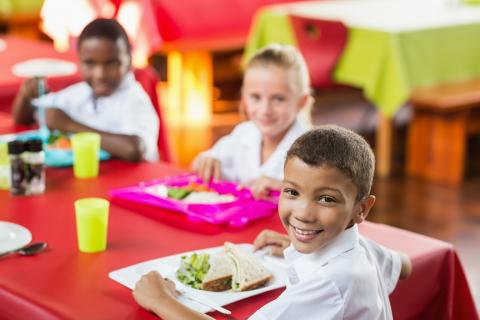 Les enfants des écoles primaires ayant bénéficié d’un programme de déjeuners gratuits, proposant des apports équilibrés sur une longue période, obtiennent de meilleurs résultats d'apprentissage Les enfants des écoles primaires ayant bénéficié d’un programme de déjeuners gratuits, proposant des apports équilibrés sur une longue période, obtiennent de meilleurs résultats d'apprentissage