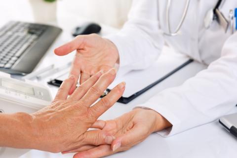 La polyarthrite rhumatoïde est associée à un risque accru de de 23% de diabète. Une corrélation qui s’explique, probablement, par la réponse inflammatoire du corps (Visuel Adobe Stock 121235153) La polyarthrite rhumatoïde est associée à un risque accru de de 23% de diabète. Une corrélation qui s’explique, probablement, par la réponse inflammatoire du corps (Visuel Adobe Stock 121235153)