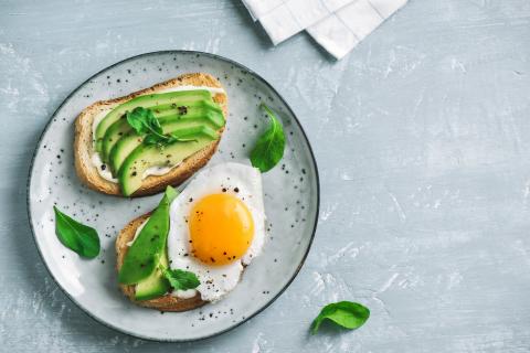 Les patients atteints de diabète de type 2 peuvent améliorer leur capacité à réguler leur glycémie s'ils consomment des aliments contenant moins de glucides et davantage de protéines et de lipides Les patients atteints de diabète de type 2 peuvent améliorer leur capacité à réguler leur glycémie s'ils consomment des aliments contenant moins de glucides et davantage de protéines et de lipides