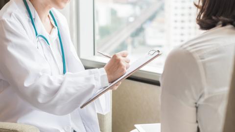 Une hormonothérapie de la ménopause suivie à partir de 50 ans et durant 5 ans augmente l'incidence du cancer du sein d'environ un cas supplémentaire sur 50. Une hormonothérapie de la ménopause suivie à partir de 50 ans et durant 5 ans augmente l'incidence du cancer du sein d'environ un cas supplémentaire sur 50.