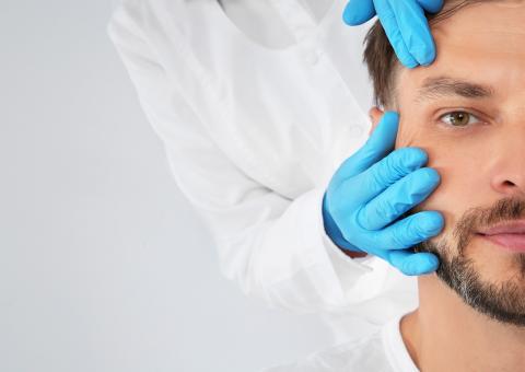 Les hommes aussi ont recours à toute une gamme d’interventions chirurgicales dont, principalement, la liposuccion, la chirurgie des paupières, la réduction mammaire pour traiter la gynécomastie, l’abdominoplastie, la greffe de cheveux et…le lifting. Les hommes aussi ont recours à toute une gamme d’interventions chirurgicales dont, principalement, la liposuccion, la chirurgie des paupières, la réduction mammaire pour traiter la gynécomastie, l’abdominoplastie, la greffe de cheveux et…le lifting.