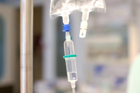 C’est un traitement intraveineux par acides gras oméga-3, administré à des patients âgés hospitalisés en soins intensifs en raison du COVID-19 qui démontre ces effets positifs sur la capacité du système immunitaire à faire face au virus (Visuel Adobe Stock 232320224) C’est un traitement intraveineux par acides gras oméga-3, administré à des patients âgés hospitalisés en soins intensifs en raison du COVID-19 qui démontre ces effets positifs sur la capacité du système immunitaire à faire face au virus (Visuel Adobe Stock 232320224)