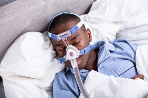 Utilisée pour traiter le syndrome d’apnée obstructive du sommeil (SAOS), la pression positive utilisée de manière précoce pour certains patients COVID-19 permet de sauver des vies (Visuel Adobe Stock 233807292) Utilisée pour traiter le syndrome d’apnée obstructive du sommeil (SAOS), la pression positive utilisée de manière précoce pour certains patients COVID-19 permet de sauver des vies (Visuel Adobe Stock 233807292)