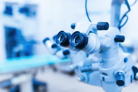 Ce microscope sophistiqué est en effet capable de diagnostiquer et de réaliser une chirurgie incroyablement précise, le tout sans couper la peau. Ce microscope sophistiqué est en effet capable de diagnostiquer et de réaliser une chirurgie incroyablement précise, le tout sans couper la peau.