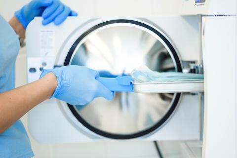 Cette recherche sensibilise au risque de contamination encouru par les techniciens de laboratoire et des plateaux techniques, en particulier les agents de stérilisation, eux-aussi exposés fréquemment aux fluides corporels des patients (Visuel Adobe Stock 275859997) Cette recherche sensibilise au risque de contamination encouru par les techniciens de laboratoire et des plateaux techniques, en particulier les agents de stérilisation, eux-aussi exposés fréquemment aux fluides corporels des patients (Visuel Adobe Stock 275859997)