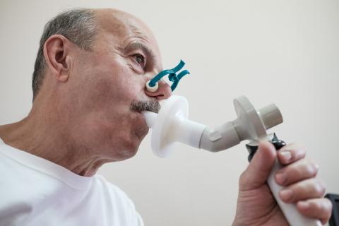 L’équipe a suivi 28.584 participants d'âge moyen exempts de troubles cardiaques. Les participants ont passé des tests de spirométrie afin d’évaluer le fonctionnement pulmonaire (Visuel Adobe stock 289588262) L’équipe a suivi 28.584 participants d'âge moyen exempts de troubles cardiaques. Les participants ont passé des tests de spirométrie afin d’évaluer le fonctionnement pulmonaire (Visuel Adobe stock 289588262)
