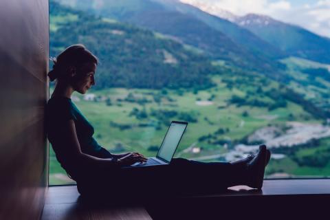 Les télétravailleurs dorment en moyenne 15 minutes de plus les jours de télétravail, mais passent 45 minutes de plus assis ou allongés (Visuel Adobe Stock 323910609) Les télétravailleurs dorment en moyenne 15 minutes de plus les jours de télétravail, mais passent 45 minutes de plus assis ou allongés (Visuel Adobe Stock 323910609)