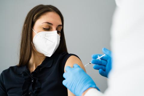 La réponse est claire, en cette période de circulation d'Omicron, l’efficacité du vaccin COVID-19 est très modérée chez les enfants et les adolescents (Visuel Adobe Stock 413367918) La réponse est claire, en cette période de circulation d'Omicron, l’efficacité du vaccin COVID-19 est très modérée chez les enfants et les adolescents (Visuel Adobe Stock 413367918)