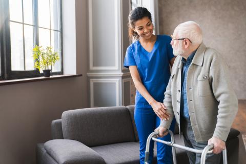 Chez les personnes âgées de plus de 70 ans, chaque tranche de 500 pas supplémentaires effectués quotidiennement est associée à une réduction du risque cardiaque (Visuel Adobe Stock 429992527) Chez les personnes âgées de plus de 70 ans, chaque tranche de 500 pas supplémentaires effectués quotidiennement est associée à une réduction du risque cardiaque (Visuel Adobe Stock 429992527)
