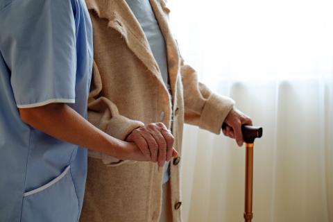 Près d'un tiers des personnes âgées de 65 ans et plus chutent chaque année et la plupart des chutes se produisent à la maison (Visuel Adobe Stock 479530272) Près d'un tiers des personnes âgées de 65 ans et plus chutent chaque année et la plupart des chutes se produisent à la maison (Visuel Adobe Stock 479530272)