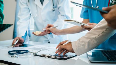 Lorsqu’un patient se présente aux Urgences avec un essoufflement et mentionne un antécédent d'insuffisance cardiaque congestive, la probabilité que le médecin urgentiste teste le patient pour une embolie pulmonaire est réduite d'un tiers (Visuel Adobe Stock 604478682) Lorsqu’un patient se présente aux Urgences avec un essoufflement et mentionne un antécédent d'insuffisance cardiaque congestive, la probabilité que le médecin urgentiste teste le patient pour une embolie pulmonaire est réduite d'un tiers (Visuel Adobe Stock 604478682)