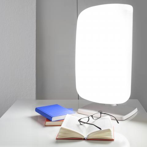 La luminothérapie peut réinitialiser les rythmes circadiens perturbés chez les patients souffrant de troubles du sommeil et de maladies neurodégénératives et atténuer ainsi leurs symptômes (Visuel Adobe Stock 75303145) La luminothérapie peut réinitialiser les rythmes circadiens perturbés chez les patients souffrant de troubles du sommeil et de maladies neurodégénératives et atténuer ainsi leurs symptômes (Visuel Adobe Stock 75303145)